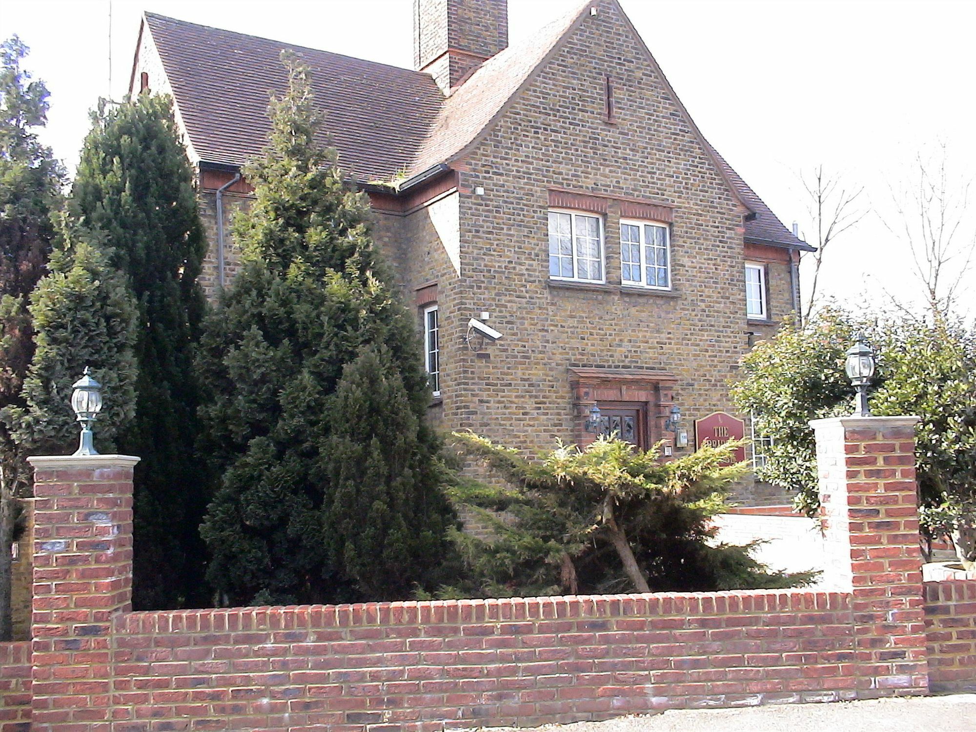 The Bridge House 2*